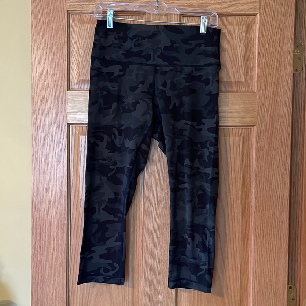 Lululemon Green Camo Cropped Leggings Size 10